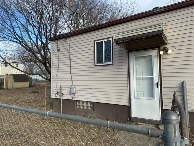 Building Photo - Quaint 3 bedroom in bustling Eastpointe