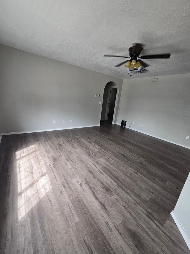 Building Photo - 801 UNIT9 Hacienda Ln