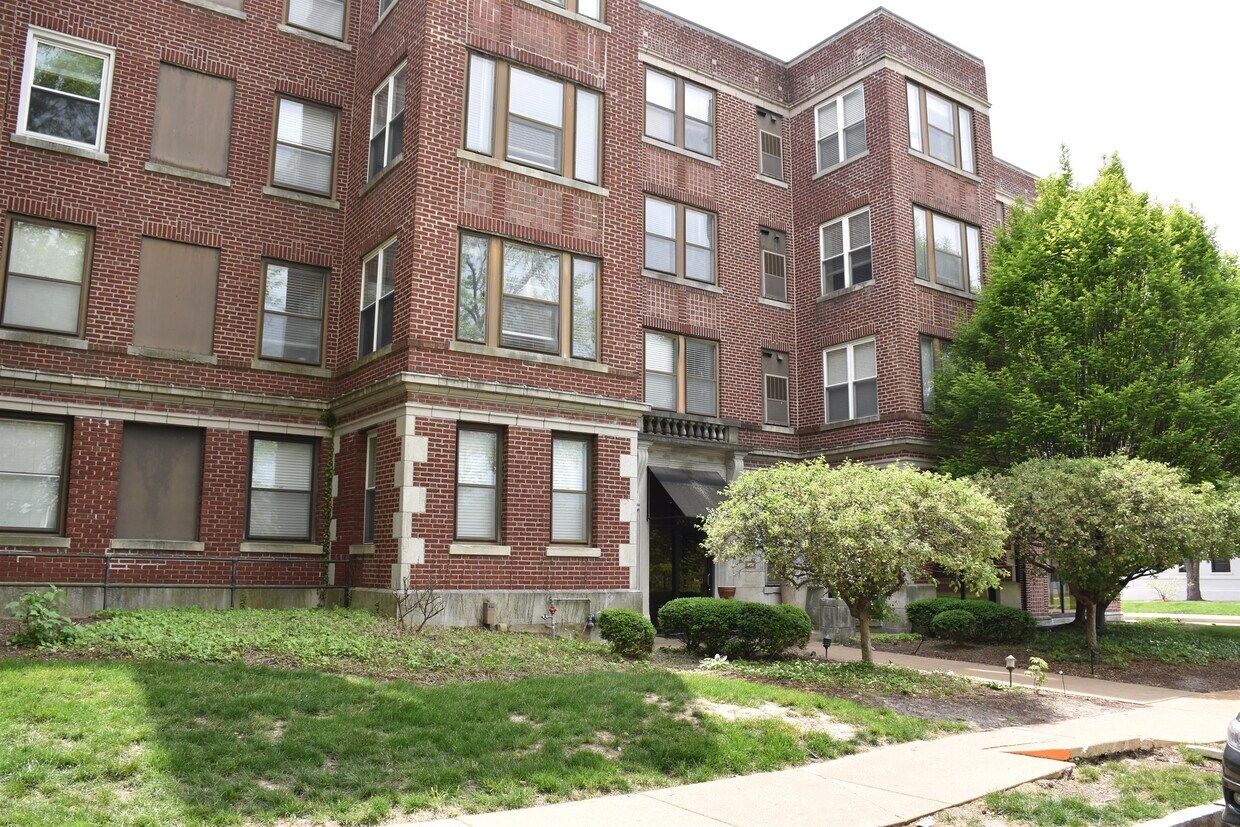 Foto principal - 5696 Kingsbury Ave