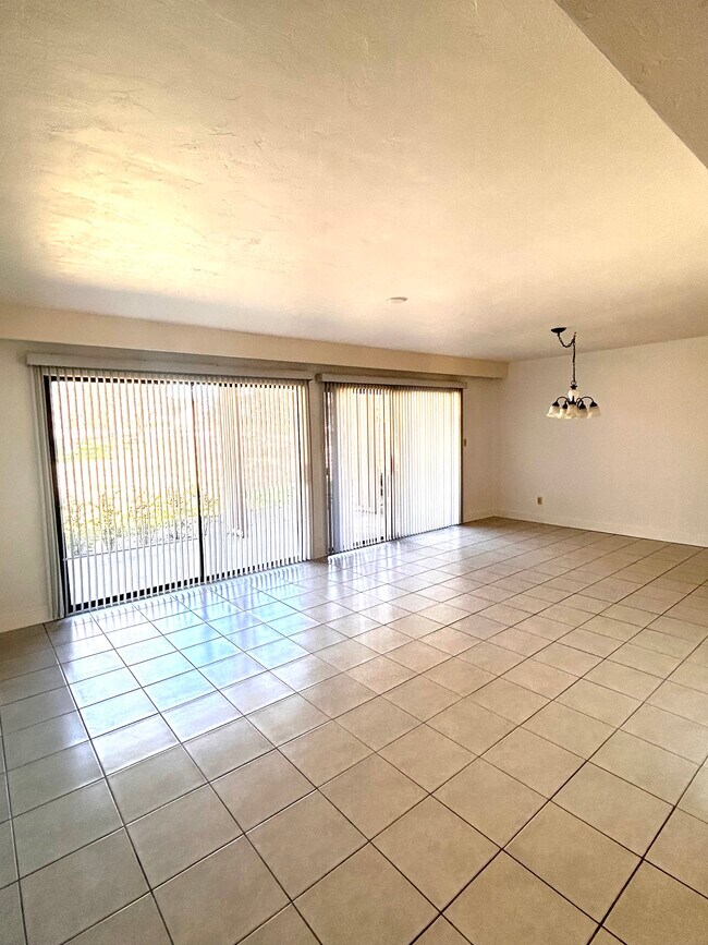 Sala de estar con puertas corredizas dobles - 4031 Abbey Ct