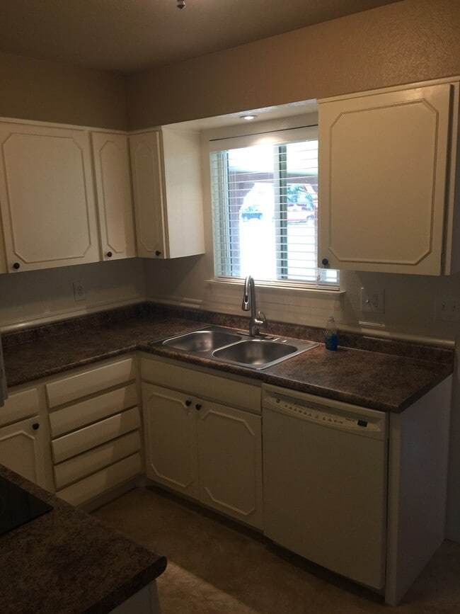 Building Photo - Spacious 3 bedroom House Available NOW!