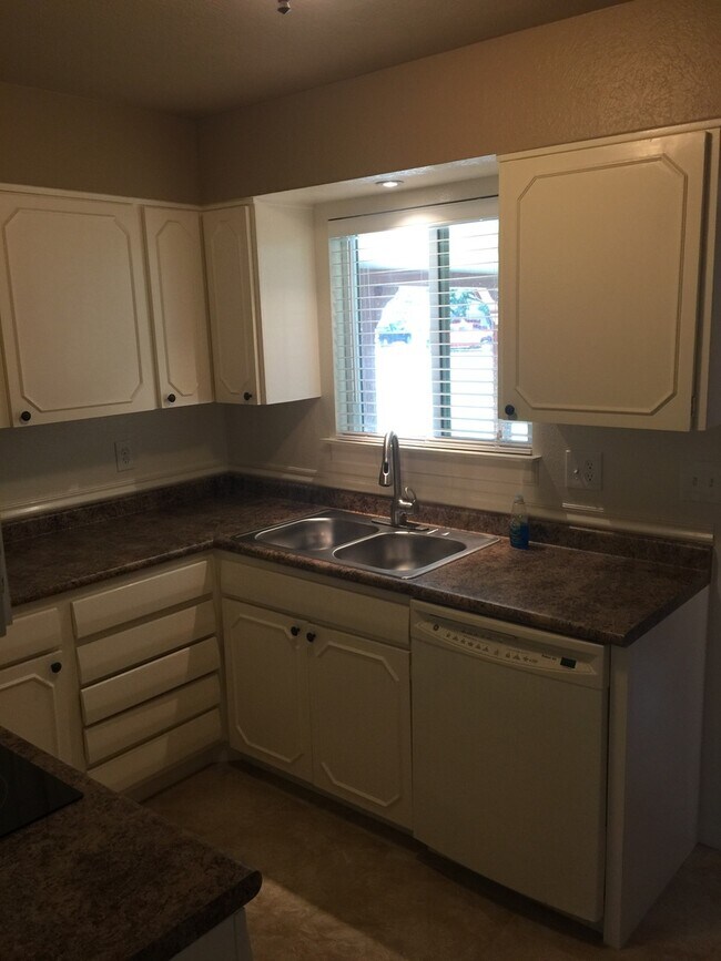 Foto del edificio - Spacious 3 bedroom House Available NOW!