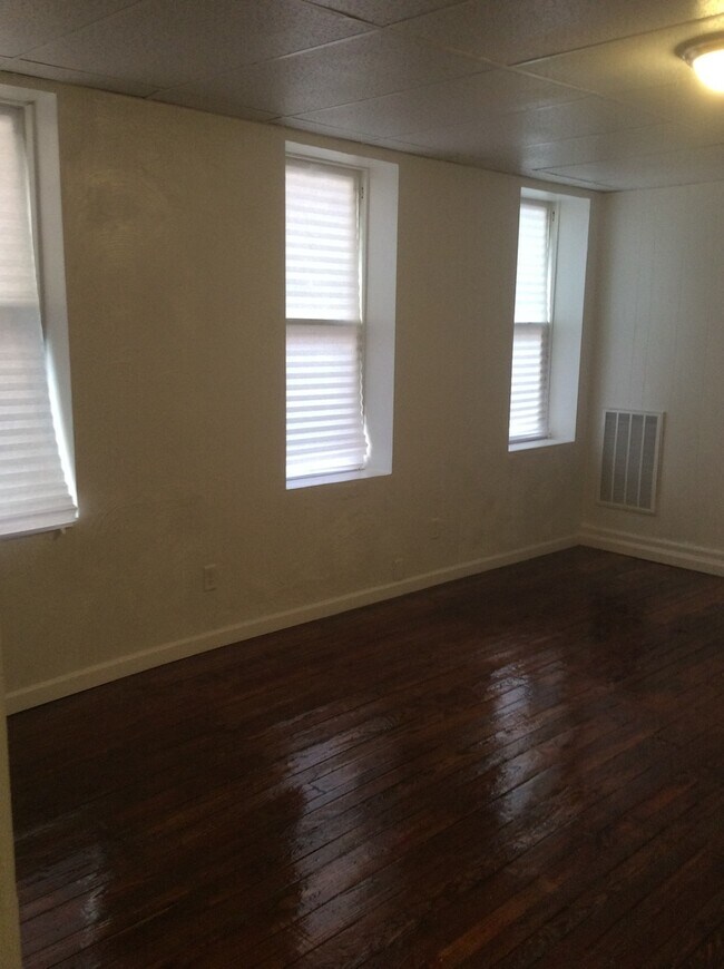 Building Photo - 1 Bedroom Apartment in Downtown near the J...