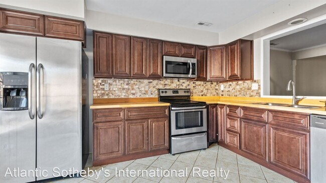 Building Photo - 3 br, 2.5 bath House - 5534 Campus Drive
