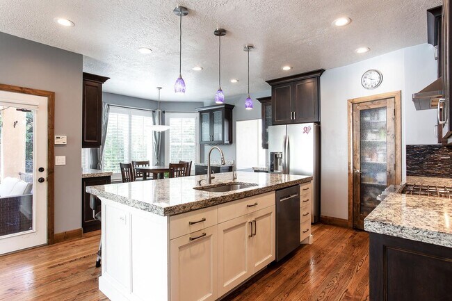 Building Photo - Bright and Spacious Living in Willow Creek
