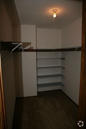 Armario - Deer Trail Apartments