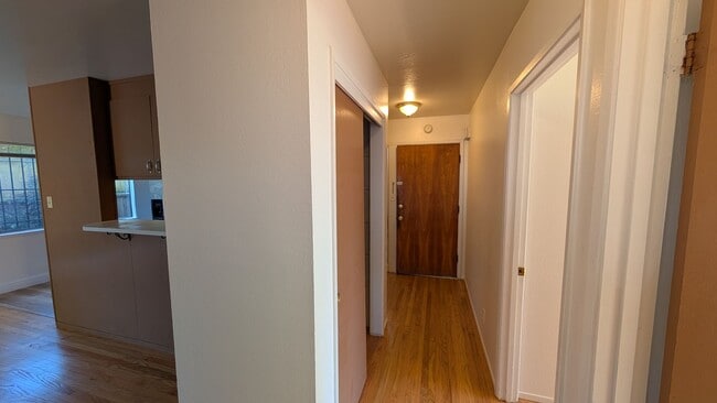 Building Photo - 2 bedroom 1 Bath, lower unit, located betw...