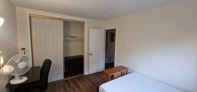 Espacio de armario y cajón en el dormitorio - 4281 Lowell St