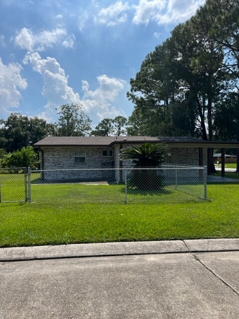 Huge fenced-in side and rear yard - 717 Wiegand Dr