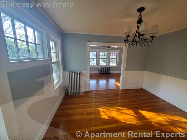 Building Photo - Melrose Center * On two floors * Garage * ...