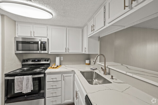 2BR, 1.5BA - 1,005SF - Kitchen - Fielder Crossing