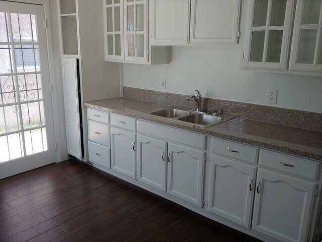 Building Photo - 1618 W 166th St