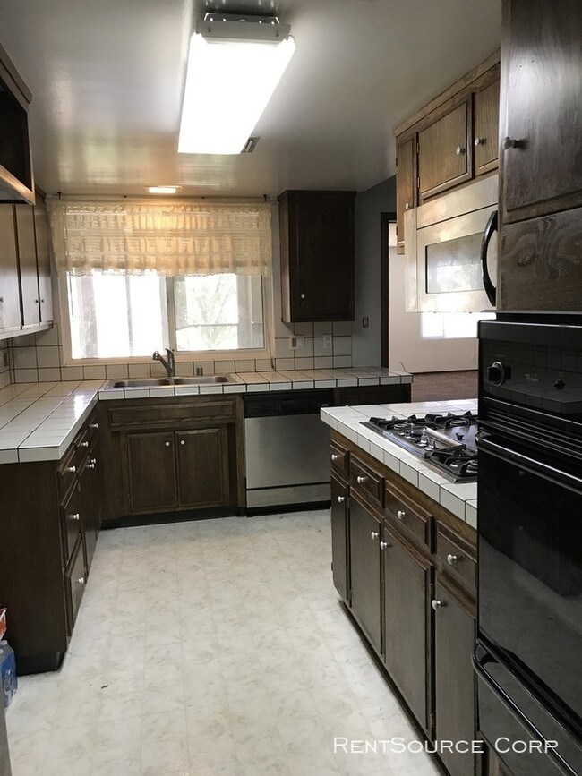 Building Photo - Quartz Hill Single Story Home For Rent