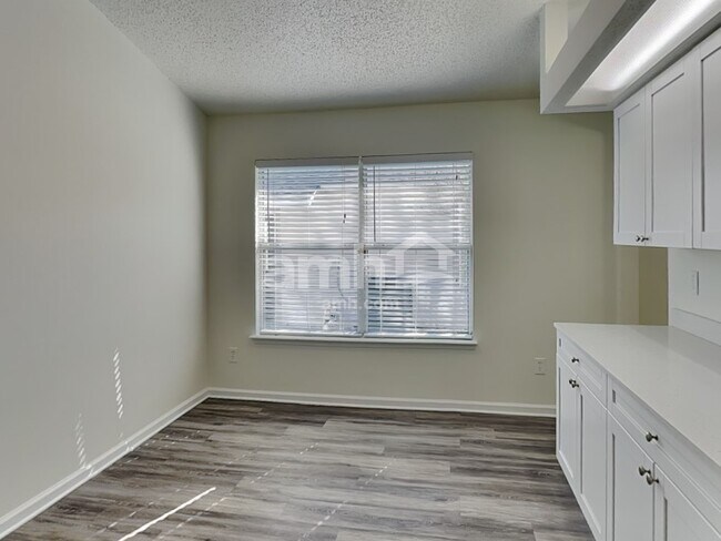 Foto del edificio - 145 Johns Glen Dr