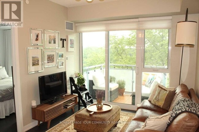 Photo du bâtiment - 1830 Bloor St W