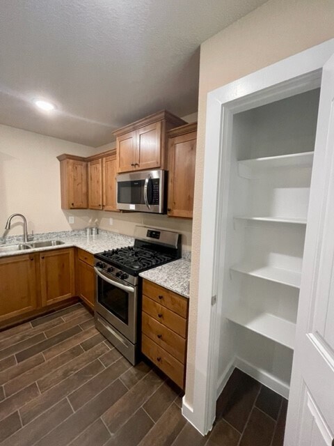 Building Photo - 510 Little Lona Ave