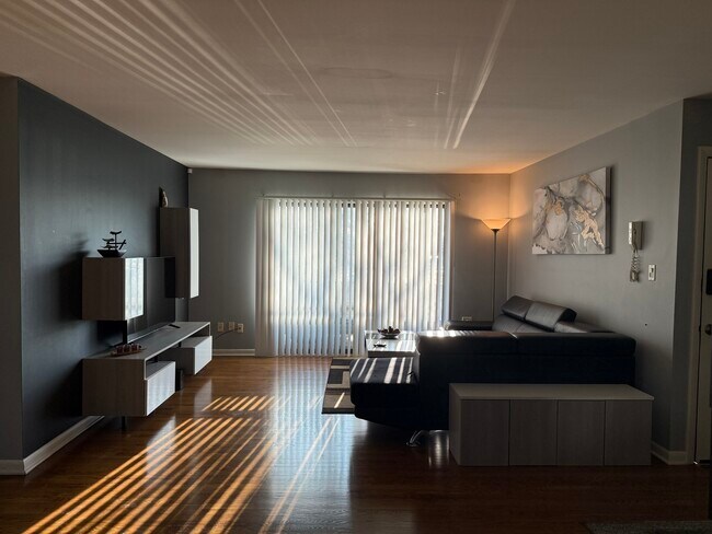 Foto del edificio - 1710 Dempster St