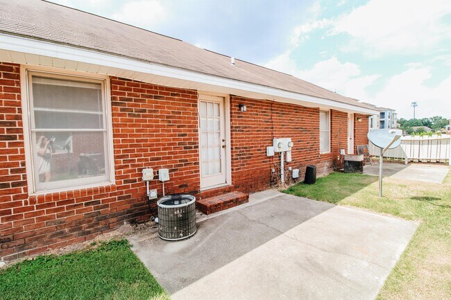 Building Photo - 140 Lanier Dr