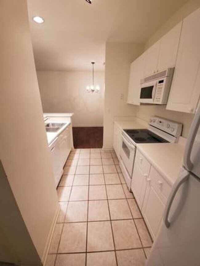 Foto del edificio - One Bedroom/One Bathroom At Millcreek Condos available June!