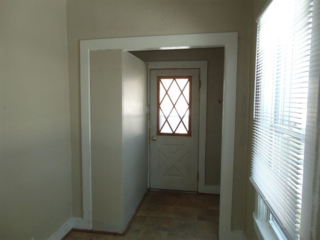 Building Photo - 1415 E Walnut St