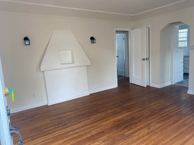 Building Photo - 526 1/2 N Sweetzer Ave
