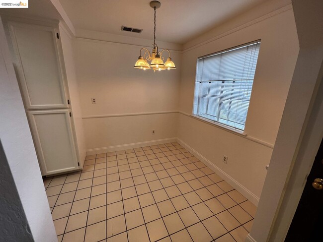 Building Photo - 600 Chandon Ct