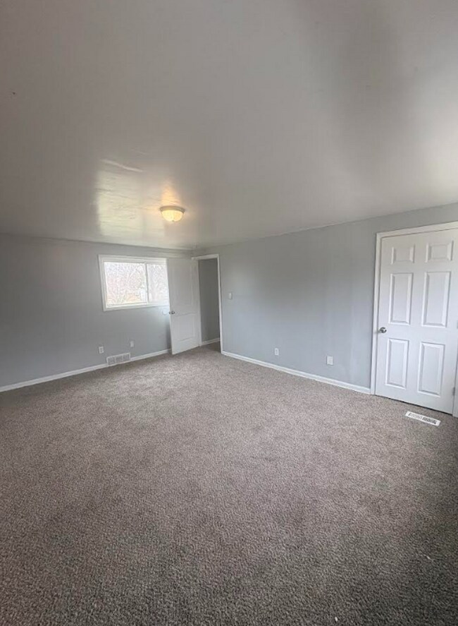 Foto del edificio - 16878 Salem-4 BEDS & 2.5 BATH FOR RENT!