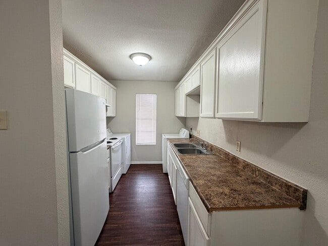 Foto del edificio - 3302 Salisbury Ave