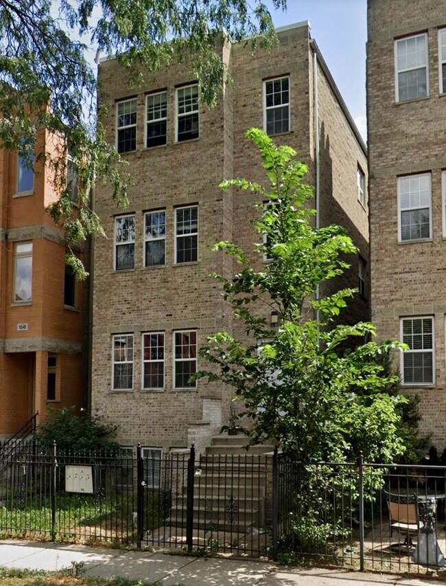 Edificio nuevo con ventanas actualizadas y entrada cerrada. - 1539 N Campbell Ave