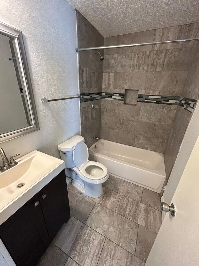 Building Photo - Comfort and convenience in a great location!