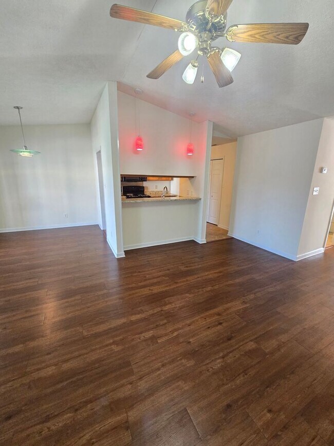 Foto del edificio - 3rd floor condo for rent