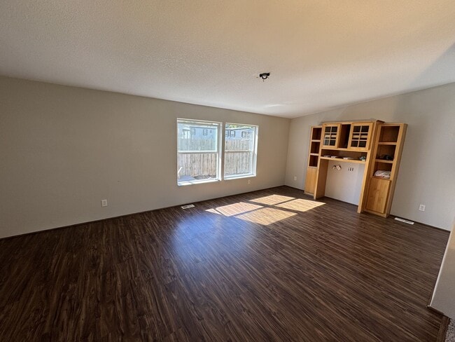 Building Photo - Riverfront 3BD/2BA Home