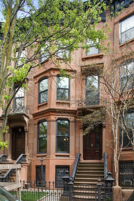 Primary Photo - Brownstone Beauty
