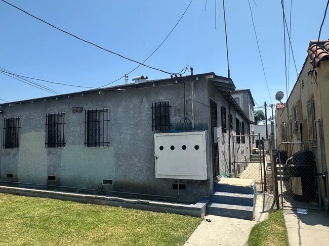 Building Photo - 932 W 71st St