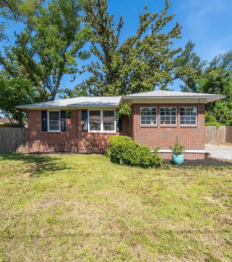 Primary Photo - 111 N Marie Dr
