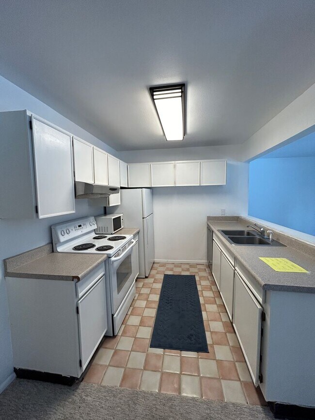 Foto del edificio - Spacious, Light-Filled 2-Bedroom Apartment...