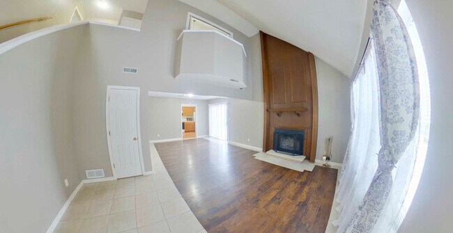 Foto del edificio - Indoor Balcony + Patio + Fenced-In Yard + ...
