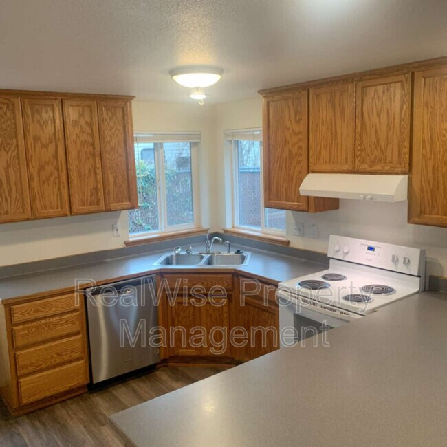 Building Photo - 210 3rd St