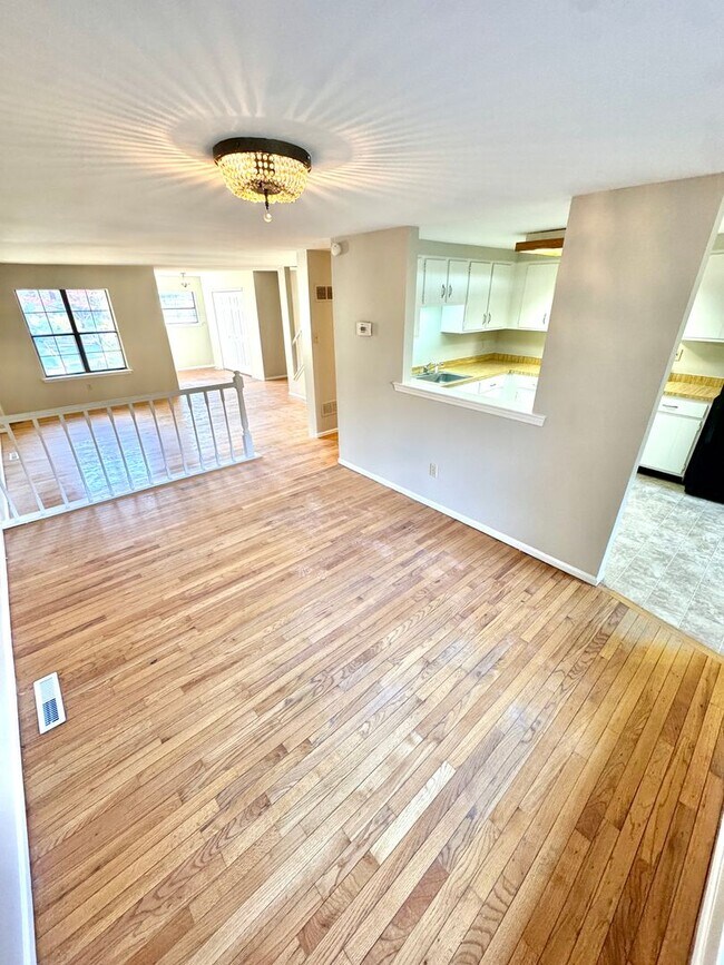 Foto del edificio - THREE BEDROOM TOWNHOME-PARKLAND SCHOOLS!