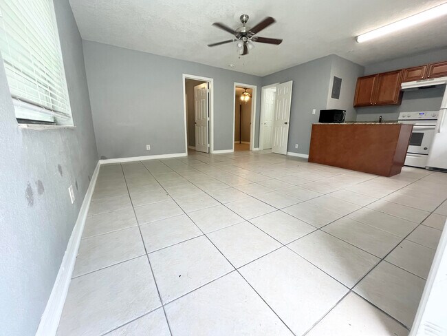 Living room - 705 SW 13th Ave