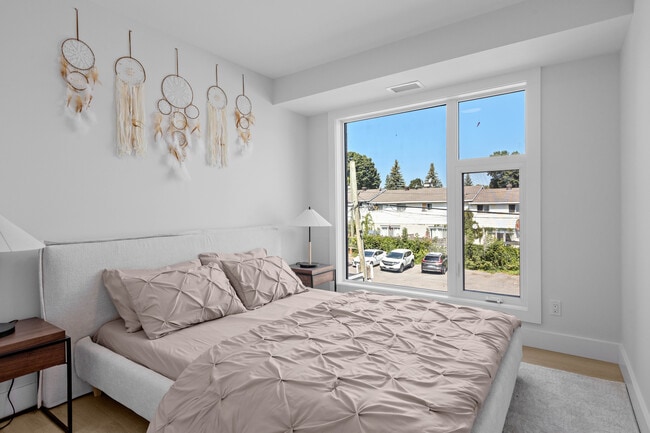 Building Photo - 2405-2409 Carlsen Av