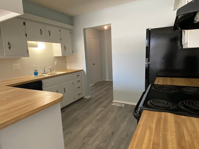 Building Photo - Eastside  Townhome