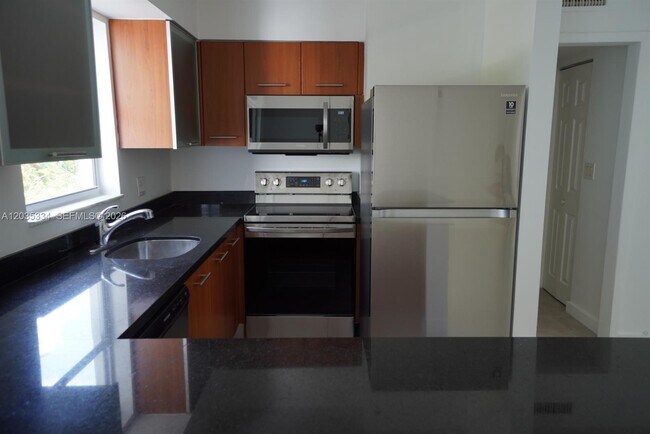 Foto del edificio - 680 NE 64th St