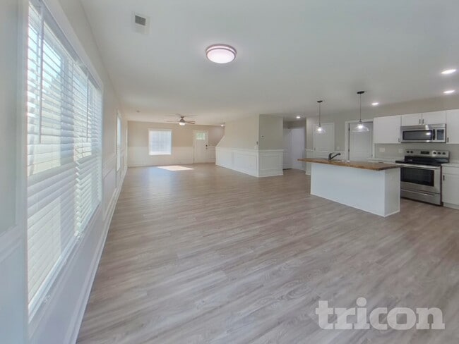 Building Photo - 19 Bloomwood Heights