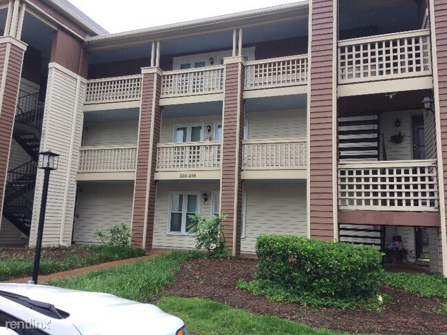 Building Photo - 226 Hillsboro Pl