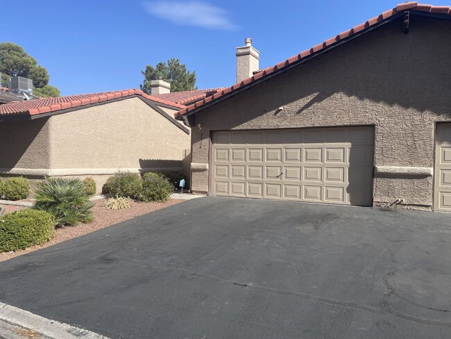 Building Photo - 3 Bed/ 2.5.Ba 2 story townhome , Gated Com...