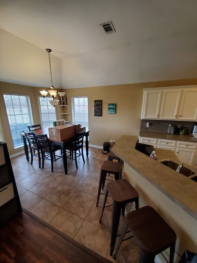 Building Photo - College Station -3 bedroom/2 bath - Fenced in back yard and House is in an EXCELLENT LOCATION