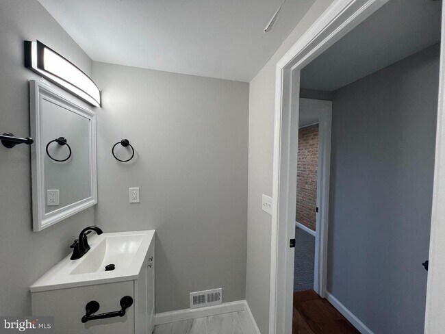 Foto del edificio - 220 N Montford Ave