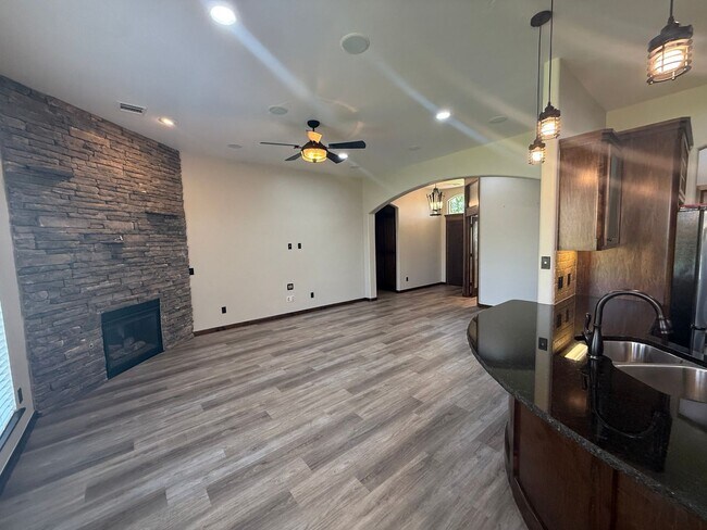 Foto del edificio - 3 bed plus office, Neighborhood amenities include a neighborhood pond, Pool and playground!