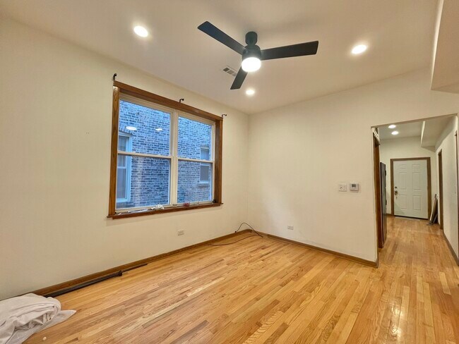 Foto del edificio - 3245 W Division St